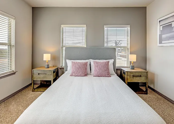 Landing Beautiful 1bd Game Pool *