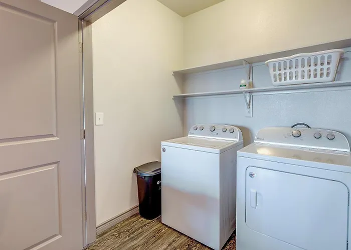 Landing Beautiful 1bd Game Pool *
